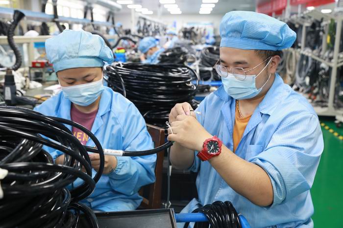 万峰公司图片《夫妻联手造精品》.JPG