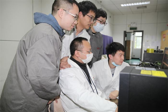 设计人员顶班进行暗室测试_看图王.jpg
