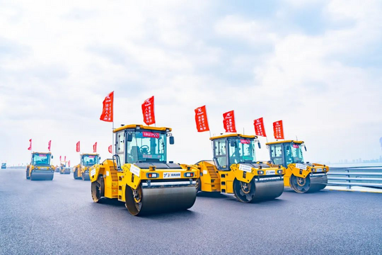 长虹飞架铺坦道！徐工道路机械“智”连跨海大桥