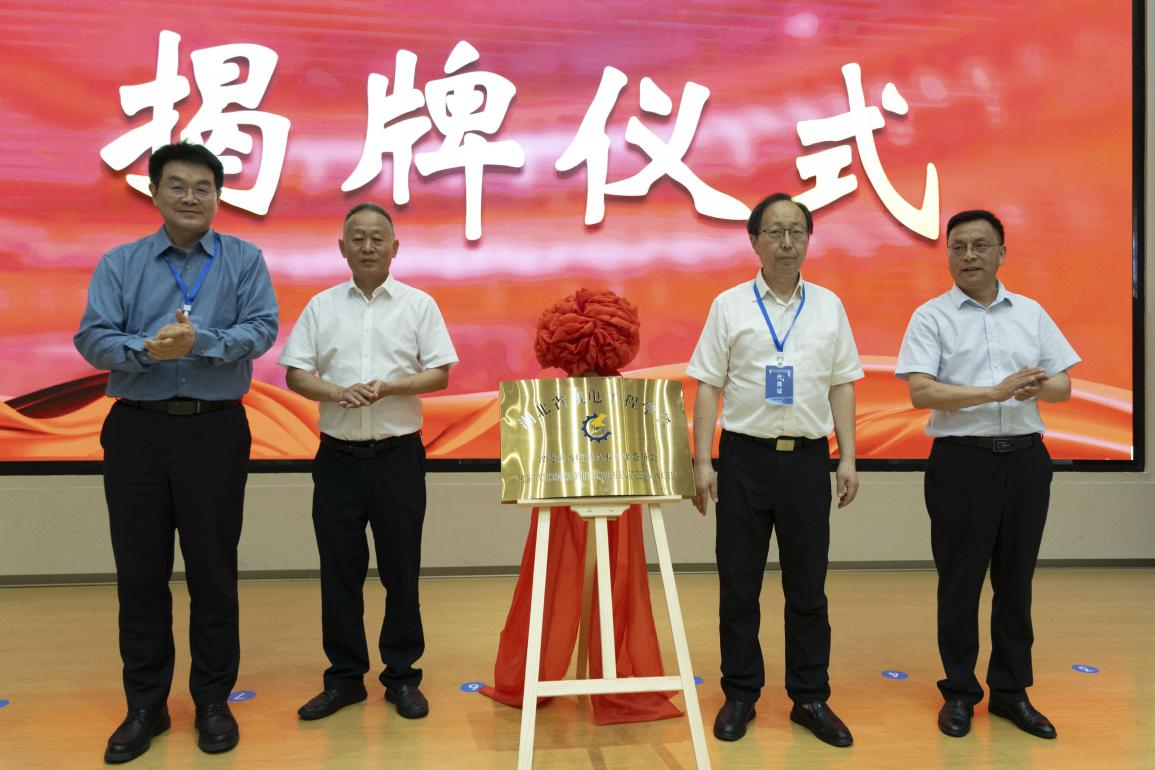 湖北省机电工程学会智能装备控制技术专业委员会成立大会暨智能装备控制与产教融合创新发展论坛在襄阳顺利召开